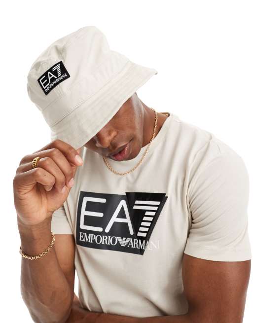 Sombrero de pescador beis con etiqueta del logo Core de Armani EA7