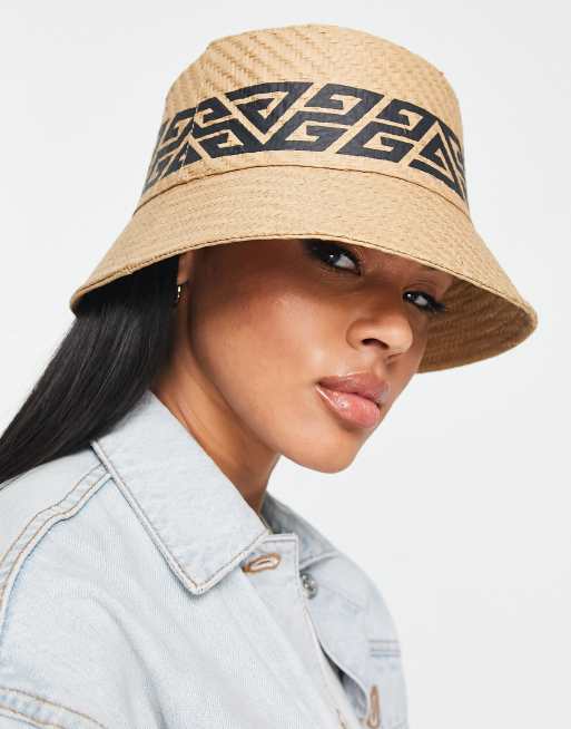 Sombrero de pescador beis de talla ajustable con estampado de monograma de paja de ASOS DESIGN, 2 de 4