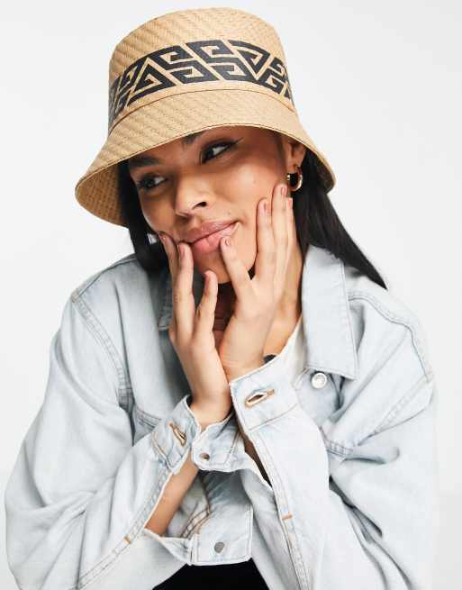 Sombrero de pescador beis de talla ajustable con estampado de monograma de paja de ASOS DESIGN, 3 de 4