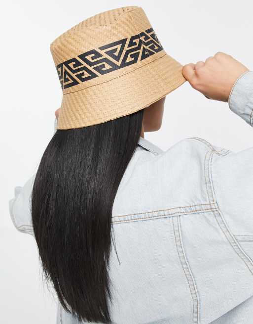 Sombrero de pescador beis de talla ajustable con estampado de monograma de paja de ASOS DESIGN, 4 de 4
