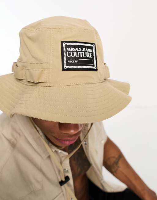 Sombrero de pescador beis estilo safari de Versace Jeans Couture , 2 de 4