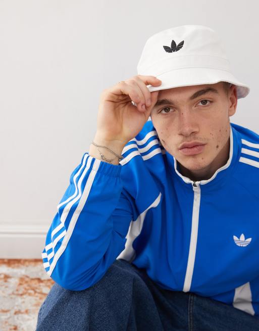 Sombrero de pescador blanco con logo de trébol adicolor de adidas Originals