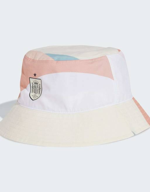 Sombrero de pescador blanco tiza y azul marino nocturno con diseño de la segunda equipación de la selección femenina de España de adidas Performance