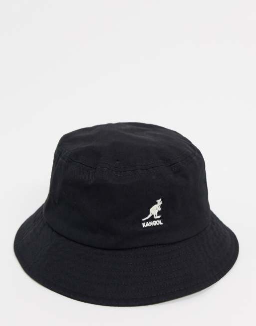 Sombrero de pescador en negro con logo blanco en contraste de Kangol