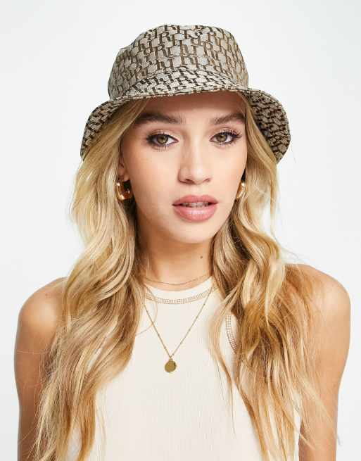 Sombrero de pescador marrón claro con monograma de River Island