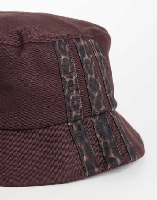 Sombrero de pescador marrón con rayas con estampado de leopardo de adidas Training, 3 de 3