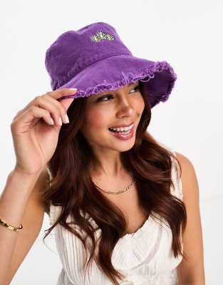 Sombrero de pescador morado con bordes sin rematar y bordado de margarita de SVNX