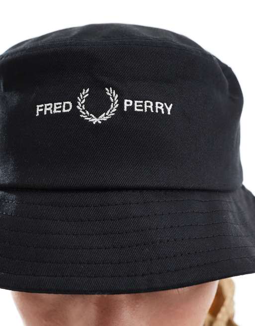 Sombrero de pescador negro con diseño de cinco paneles de sarga de Fred Perry, 2 de 3