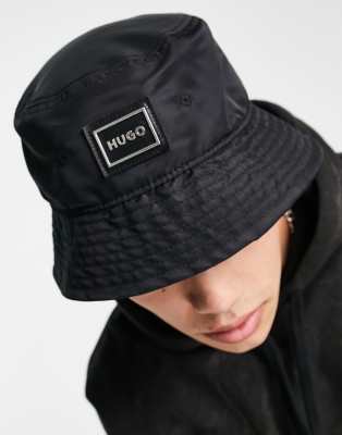 Sombrero de pescador negro con logo plateado de HUGO