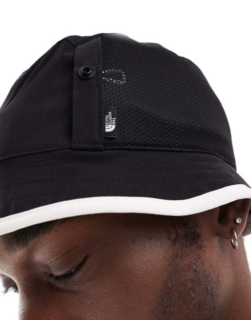 Sombrero de pescador negro y blanco con diseño reversible Class V de The North Face, 3 de 4