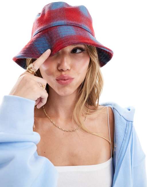 Sombrero de pescador rojo y azul con estampado de cuadros escoceses y etiqueta del logo de mezcla de lana de Levi's