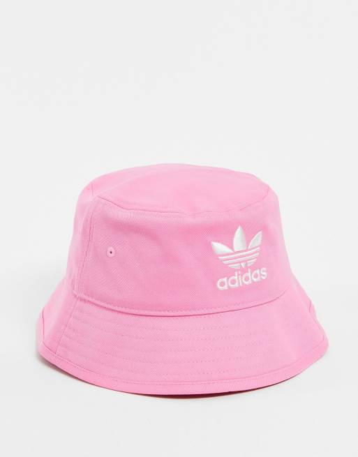 Sombrero de pescador rosa con trébol de adidas Originals