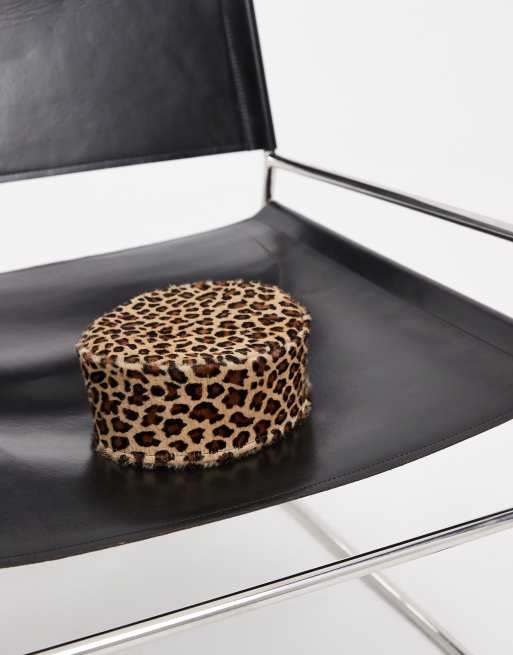 Sombrero estilo pillbox con estampado de leopardo y acabado peludo de cuero de ASOS DESIGN, 3 de 4