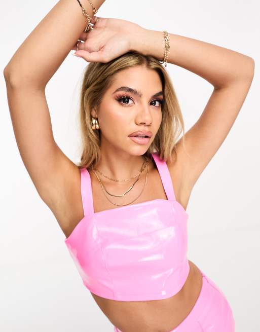 Something New × Flamefaire – Krótki winylowy top w jasnoróżowym kolorze – część zestawu