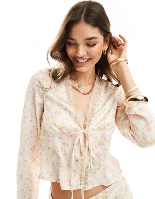 Something New - Styled by Claudia Bhimra - Lyserød bluse med bindebånd foran og blondedetaljer i småblomstret print