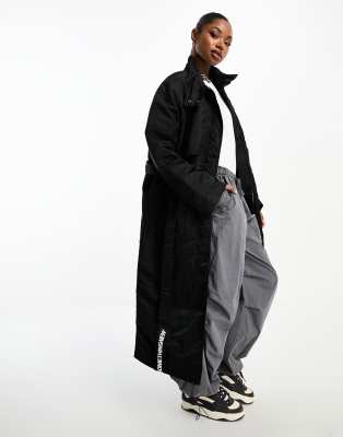 Something New X Aisha Potter - Maxi-Trenchcoat aus schwarzem Nylon mit Etikettdetail