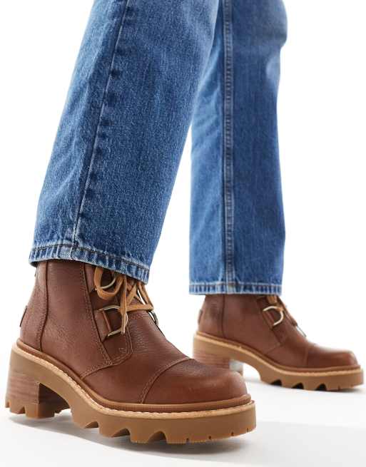 Sorel - Joan Now - Stivaletti stringati con tacco in pelle color cuoio velluto e nero