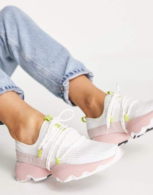 6 Outfit Ideas With The Pink Sorel Kinetic Sneakers - The Mom Edit