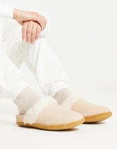 Nike - Burrow - Chaussons en imitation peau de mouton - Beige