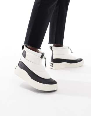 Sorel - Out N About Iv - Dick wattierte Wanderstiefel in Creme und Schwarz-Weiß