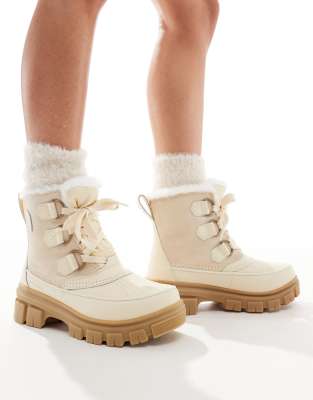 White fur lined boots sales