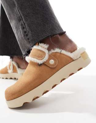 Viibe Cozy faux fur suede clogs in tawny buff and natural-Brown