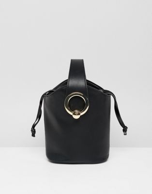 Sort Bankston bucketbag-taske med metalstel af guld fra ALDO