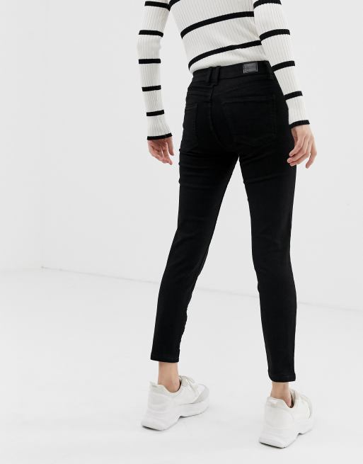 Sort cropped buks med smal pasform fra Bershka, 2 af 4
