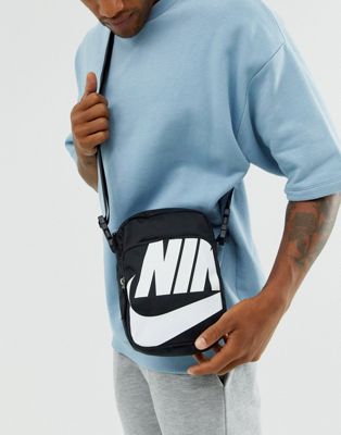 Sort flight-taske med stort logo fra Nike