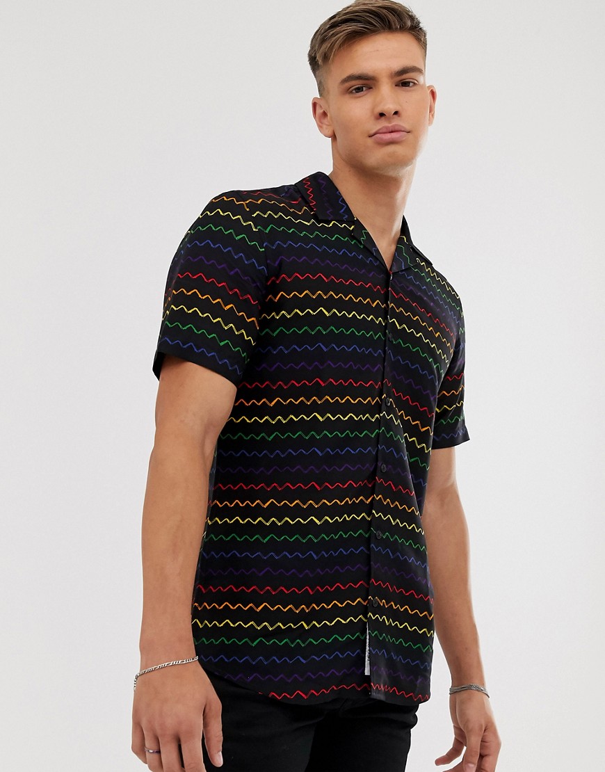 Sort kortærmet skjorte med regnbuefarvet print fra Only & Sons