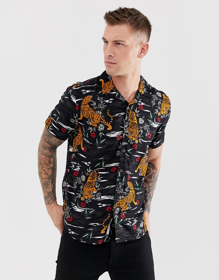 Sort skjorte med korte ærmer og reverskrave i tigerprint fra Only & Sons