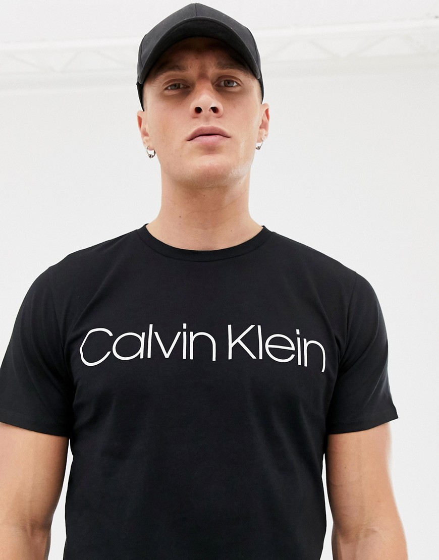 Sort T-shirt med logo fra Calvin Klein