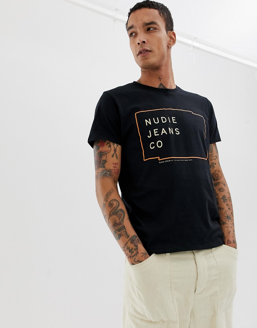 Sort T-shirt med logo fra Nudie Jeans Co