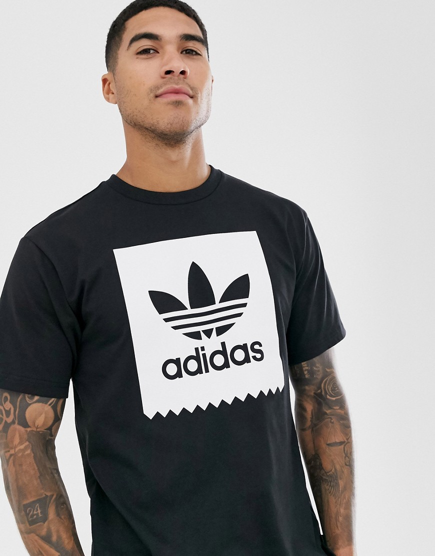 Sort T-shirt med solsortelogo fra adidas Skateboarding