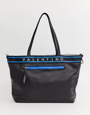 Sort  taske med krydsskraveringer og logo fra Valentino by Mario Valentino