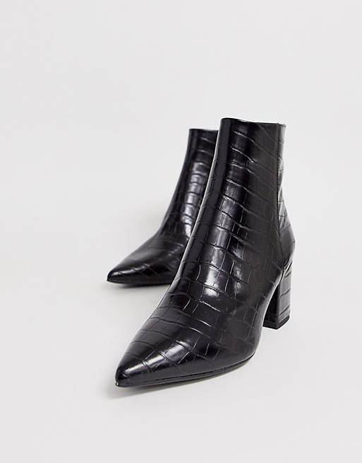 Sig til side udlejeren Gemme Sorte krokodille-støvler med høje blokhæle og spids snude fra New Look |  ASOS