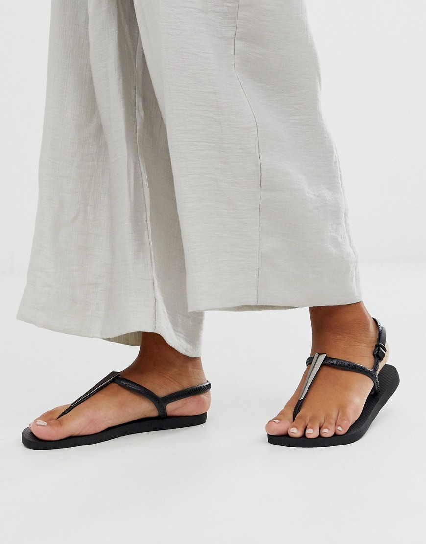 Sorte sandaler med metalplade på tåen fra Havaianas