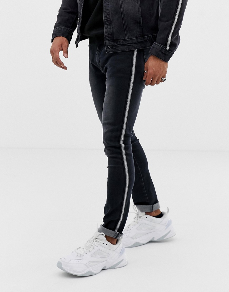Sorte skinny jeans med metalfarvet stribe fra Liquor N Poker