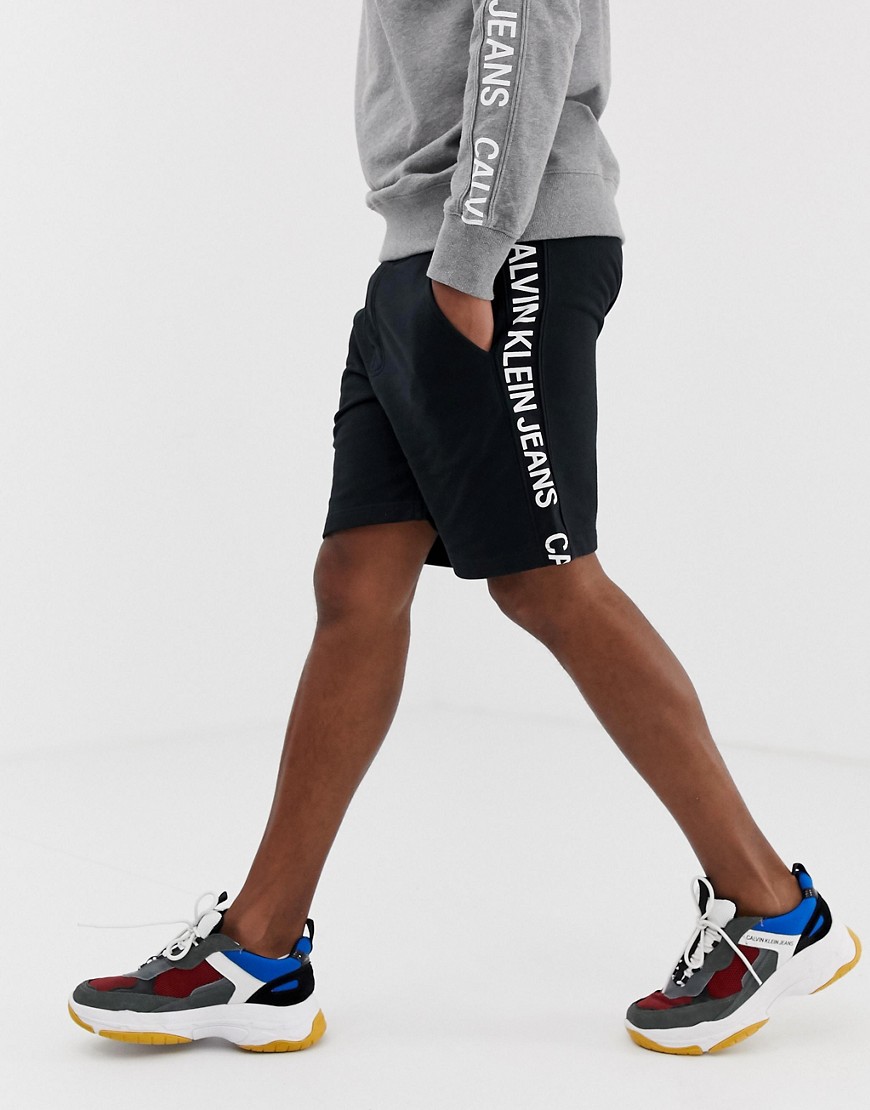 Sorte sweatshorts med sidelogo fra Calvin Klein Jeans