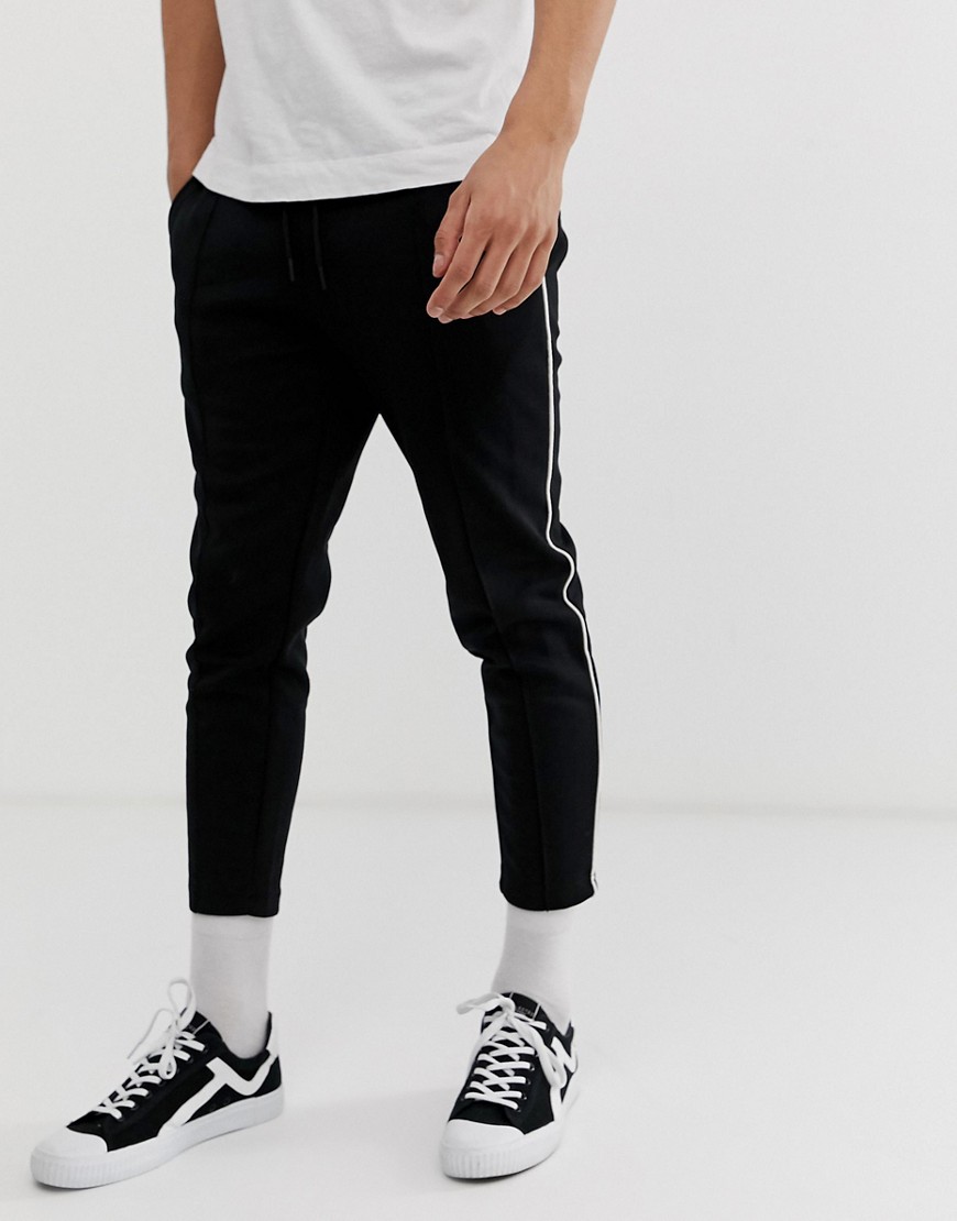 Sorte tapered fit-bukser med sidestribe i kort model fra Only & Sons