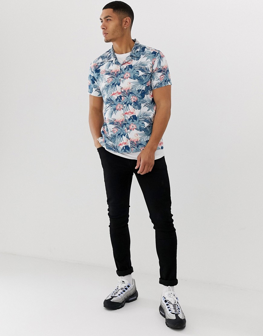 Soul Star kortærmet skjorte med reverskrave og tropisk flamingomønster-Hvid