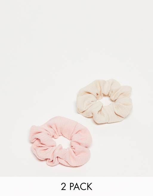 South Beach – 2er-Pack gestrickte Scrunchies mit Zopfmuster in Beige und Rosa