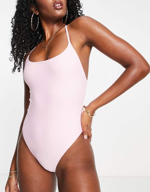 South Beach – Badeanzug in Babyrosa mit Neckholder und hohem Beinausschnitt