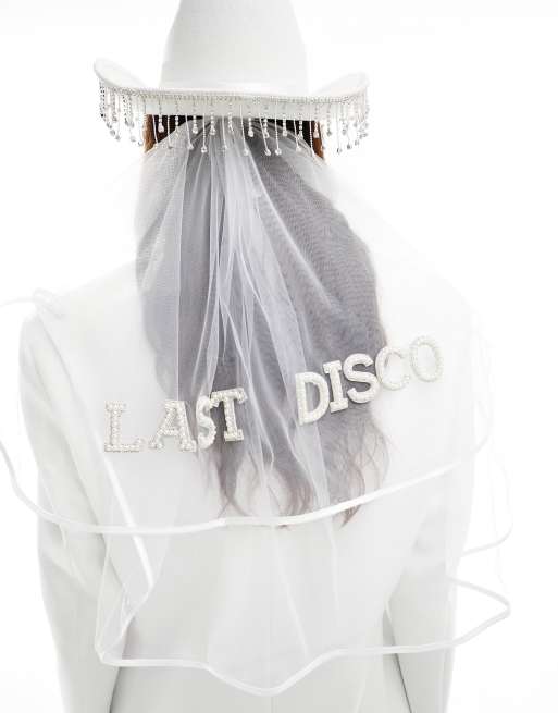 South Beach Bridal – Biały, zdobiony kapelusz kowbojski z odpinanym welonem z napisem „One Last Disco