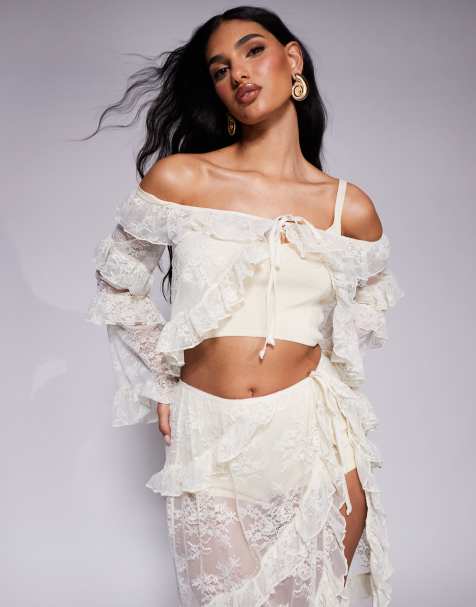 South Beach - Cremehvid top med offshoulder-snit og flæser i blondestof - view 1