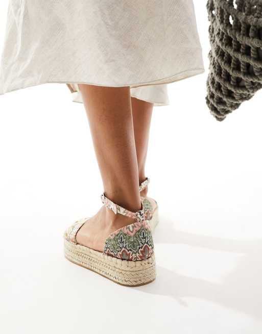 Espadrilles au store