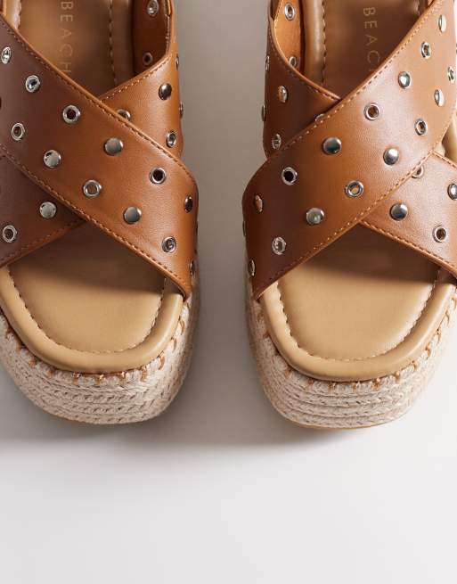 South Beach – Espadrilles-Sandalen in Braun mit Nietenbesatz und Keilabsatz, 2 von 4