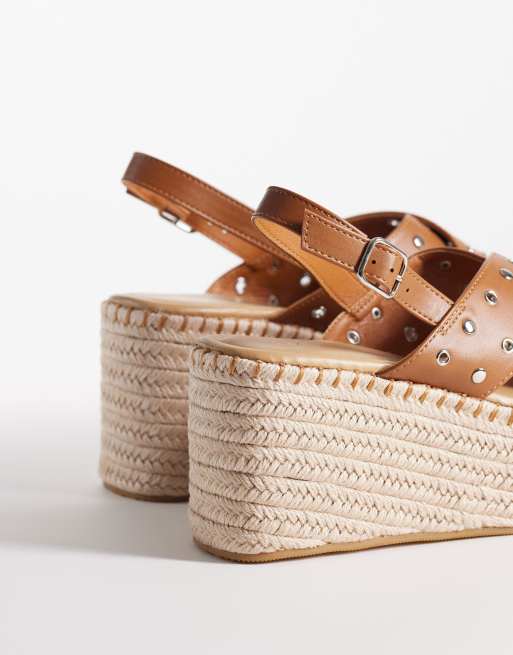 South Beach – Espadrilles-Sandalen in Braun mit Nietenbesatz und Keilabsatz, 3 von 4