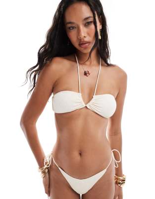 South Beach – Essentials – Kokosvit, krinklad bikiniöverdel i uppochnervänd trekantsmodell - view 1