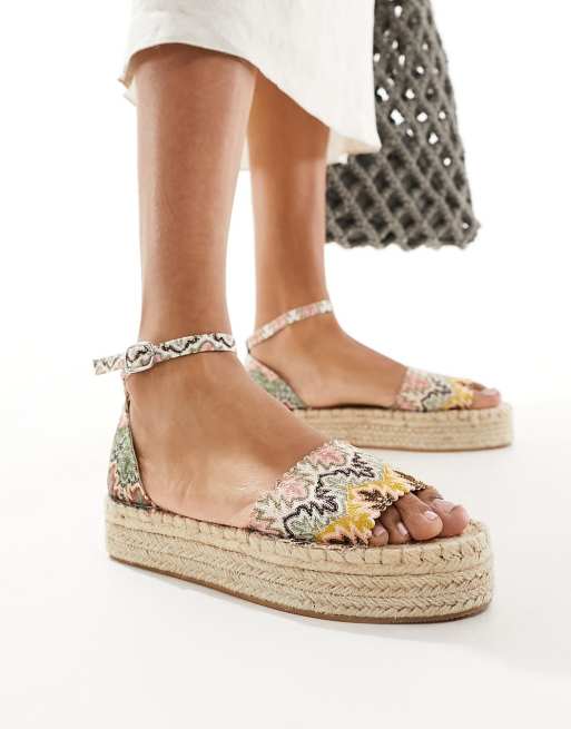 South Beach – Gehäkelte Espadrilles in Natur mit flacher Plateausohle